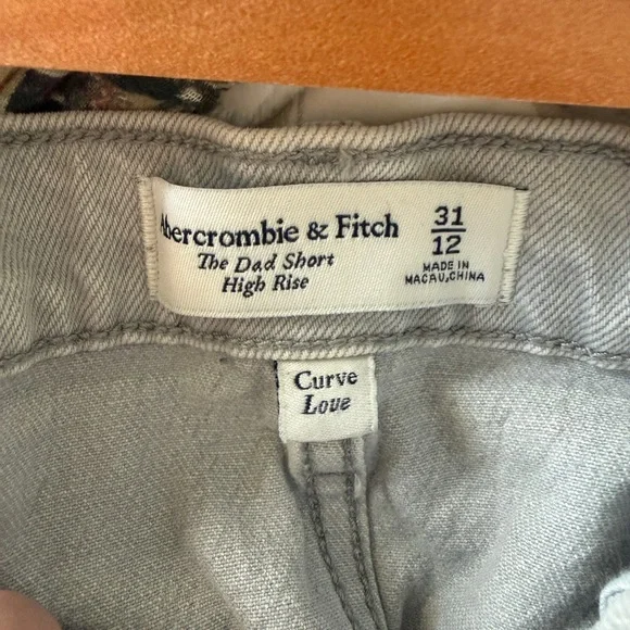 Abercrombie & Fitch Curve Love High Rise Dad Short - Picture 3 of 3
